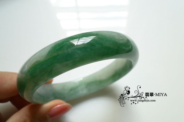 瓜绿翡翠镯子
