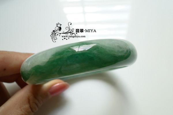 瓜绿翡翠镯子