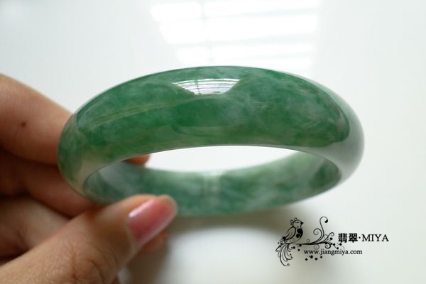 瓜绿翡翠镯子