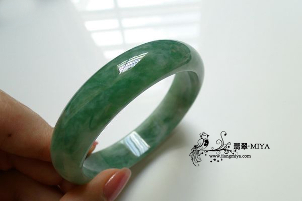 瓜绿翡翠镯子