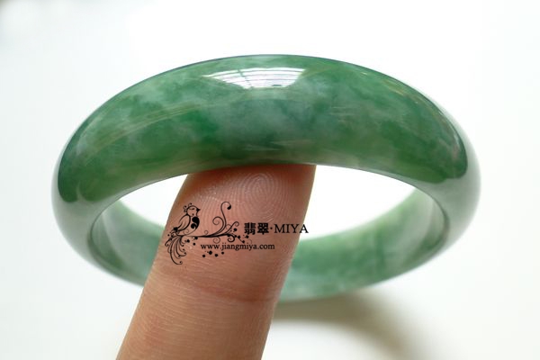 瓜绿翡翠镯子