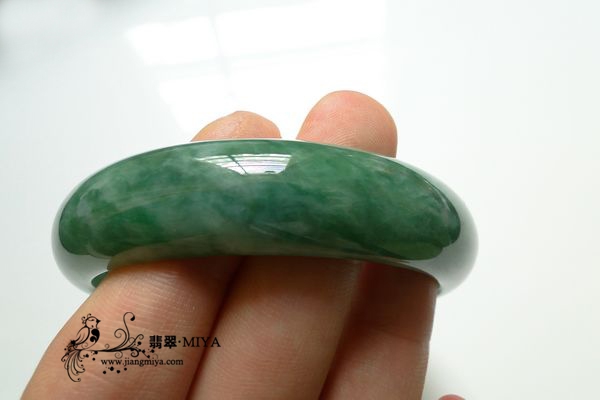 瓜绿翡翠镯子