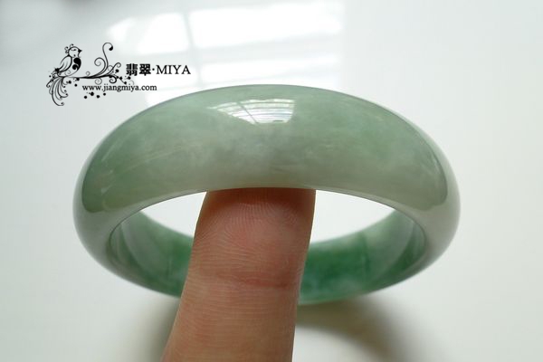瓜绿翡翠镯子