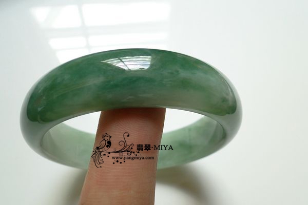 瓜绿翡翠镯子