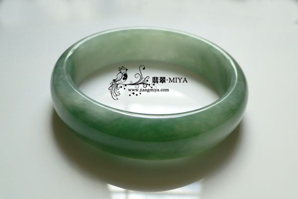 瓜绿翡翠镯子