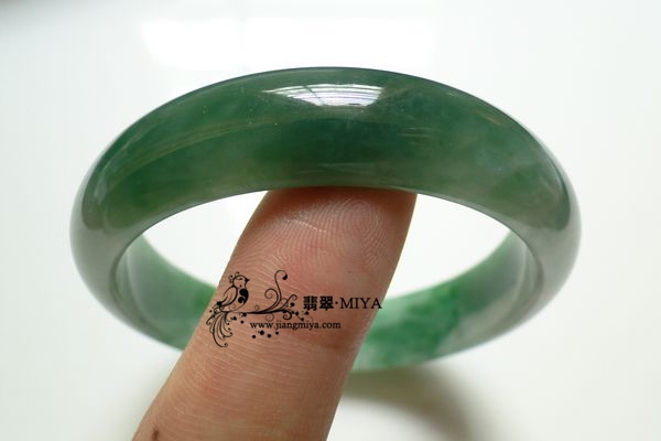 瓜绿翡翠镯子