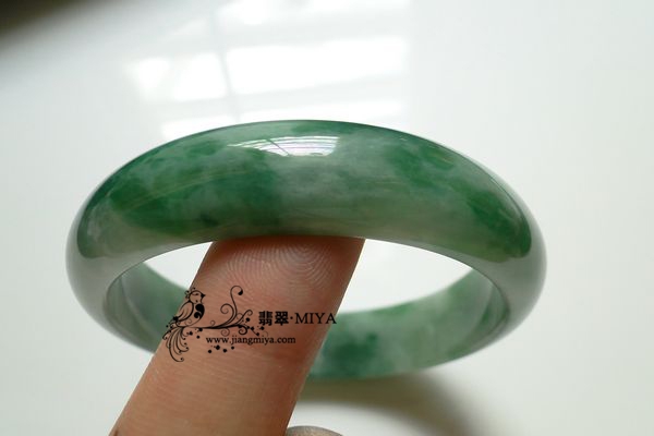 瓜绿翡翠镯子