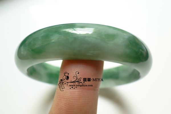 瓜绿翡翠镯子