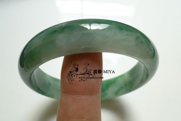 瓜绿翡翠镯子
