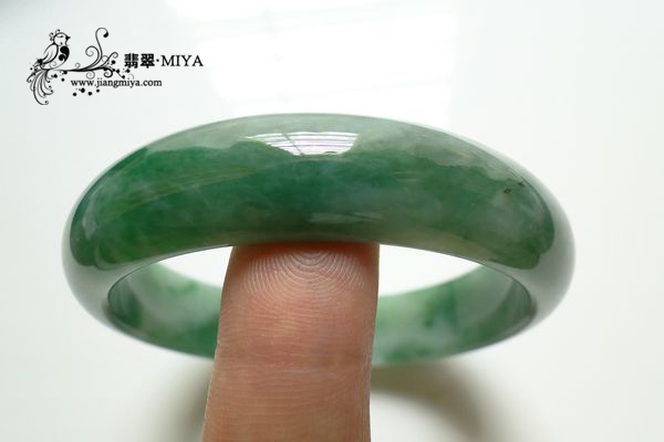 瓜绿翡翠镯子