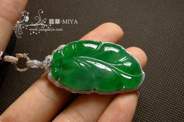 老坑冰玻种起荧光辣色艳绿翡翠大叶子