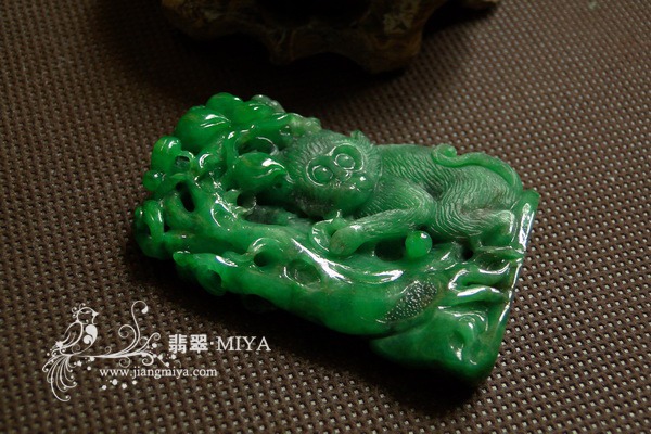 超级厚庄老坑辣色翡翠灵猴挂件