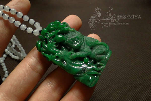 超级厚庄老坑辣色翡翠灵猴挂件