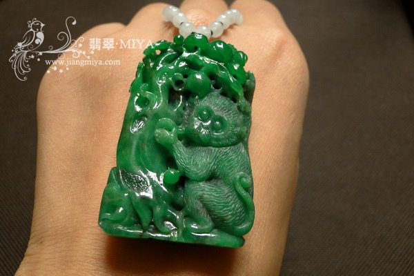 超级厚庄老坑辣色翡翠灵猴挂件