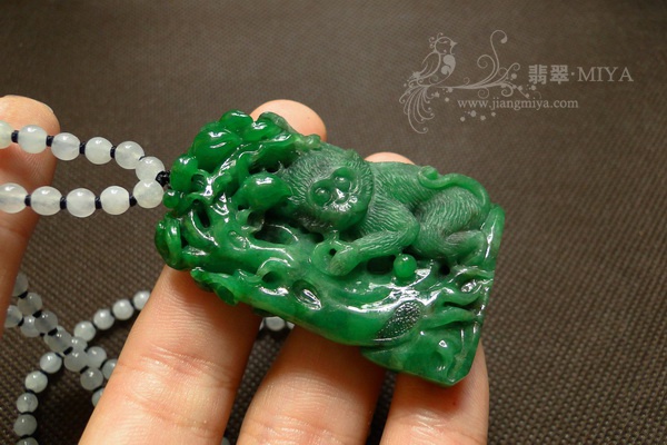 超级厚庄老坑辣色翡翠灵猴挂件