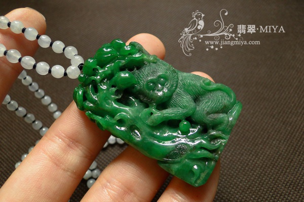 超级厚庄老坑辣色翡翠灵猴挂件