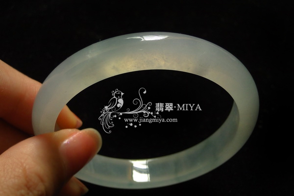 老坑冰种起荧光翡翠手镯