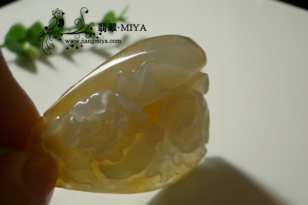 中秋之特色礼物《花好月<br />圆》翡翠大如意，福鱼戏珠，翡翠站佛” /></p>
<p><span style=