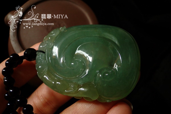中秋之特色礼物《花好月<br />圆》翡翠大如意，福鱼戏珠，翡翠站佛” /></p>
<p><span style=