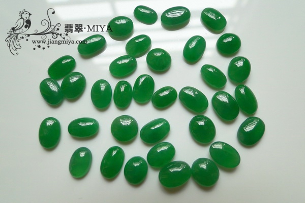 冰种阳绿翡翠蛋面