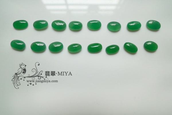 冰种阳绿翡翠蛋面
