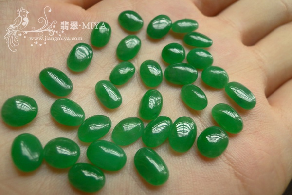 冰种阳绿翡翠蛋面