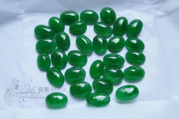 宝石绿冰种翡翠蛋面