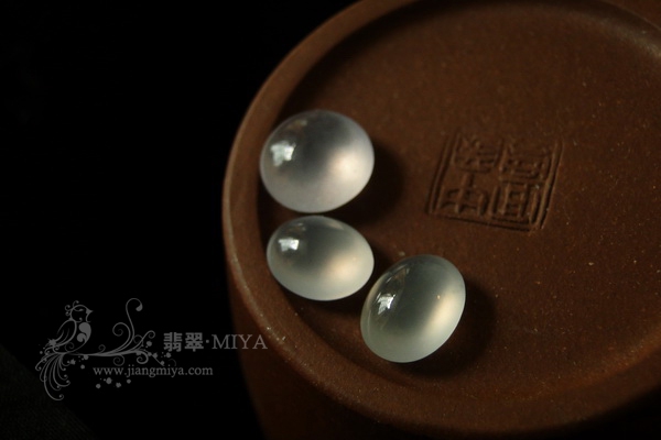 冰玻种强荧光翡翠蛋面接受预定