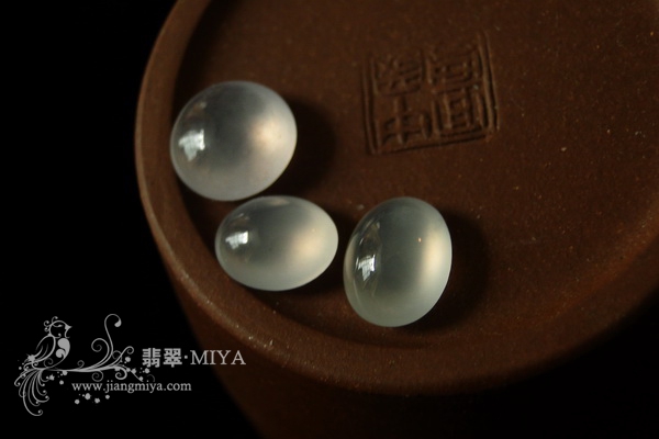 冰玻种强荧光翡翠蛋面接受预定