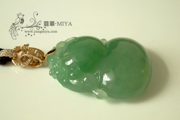 冰种翡翠大葫芦与三彩花生