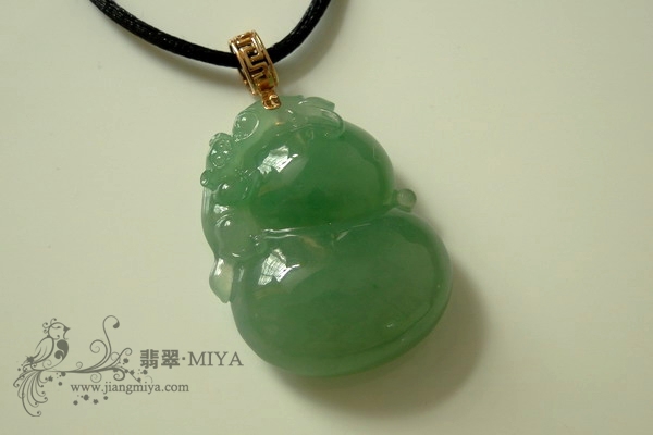 冰种翡翠大葫芦与三彩花生