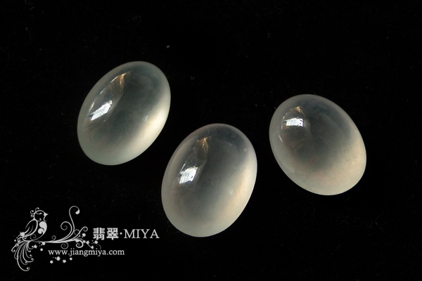 冰种饱满大颗起荧光翡翠大蛋面预定