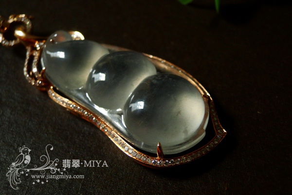 高冰种玻璃光泽翡翠大福豆豪华挂坠