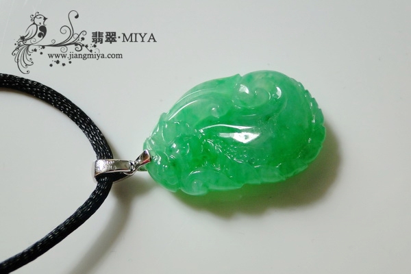 冰种正阳绿翡翠鱼化龙小挂坠