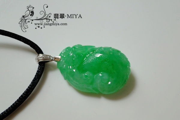 冰种正阳绿翡翠鱼化龙小挂坠