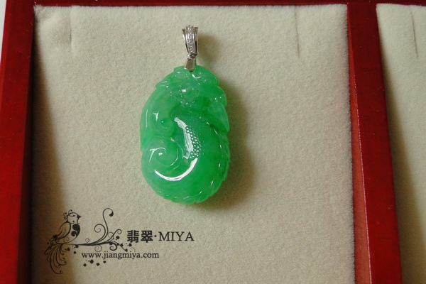 冰种正阳绿翡翠鱼化龙小挂坠