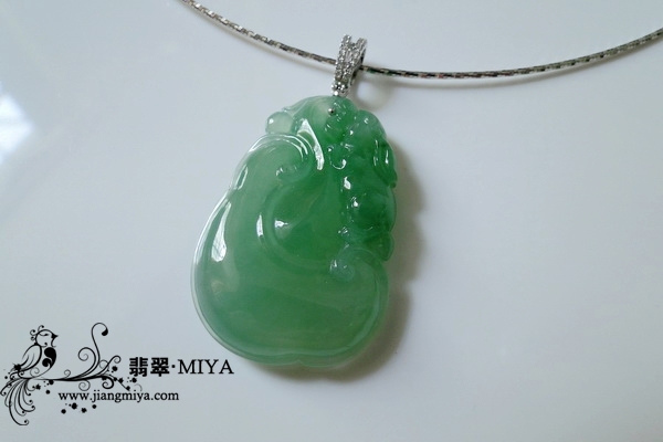 冰种<br />淡绿果冻质感翡翠如意挂坠
