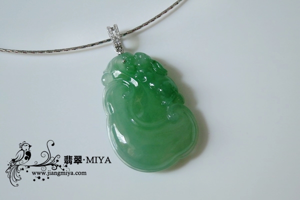 冰种<br />淡绿果冻质感翡翠如意挂坠