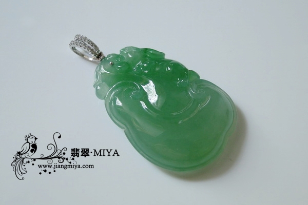 冰种<br />淡绿果冻质感翡翠如意挂坠