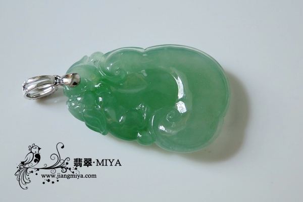 冰种<br />淡绿果冻质感翡翠如意挂坠