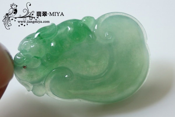 冰种<br />淡绿果冻质感翡翠如意挂坠