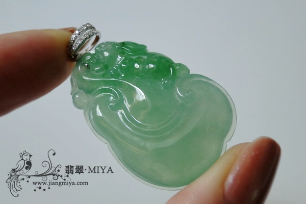 冰种<br />淡绿果冻质感翡翠如意挂坠” /></p>
<p></p>
    </div>
                                <div class=