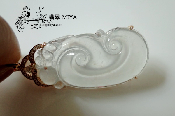 老坑玻璃种强荧光翡翠如意挂坠 老坑<br />玻璃种强荧光翡翠如意挂坠