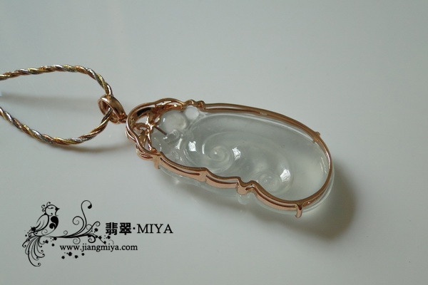 老坑玻璃种强荧光翡翠如意挂坠 老坑<br />玻璃种强荧光翡翠如意挂坠