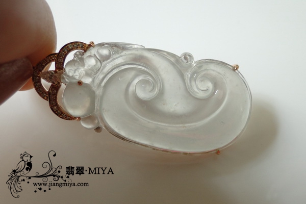 老坑玻璃种强荧光翡翠如意挂坠 老坑<br />玻璃种强荧光翡翠如意挂坠