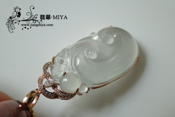 老坑玻璃种强荧光翡翠如意挂坠 老坑<br />玻璃种强荧光翡翠如意挂坠