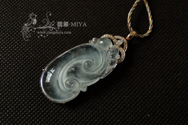 老坑玻璃种强荧光翡翠如意挂坠 老坑<br />玻璃种强荧光翡翠如意挂坠