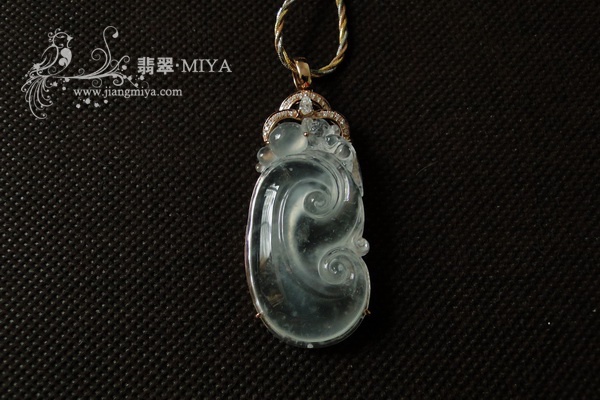 老坑玻璃种强荧光翡翠如意挂坠 老坑<br />玻璃种强荧光翡翠如意挂坠