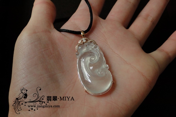 老坑<br />玻璃种强荧光翡翠如意挂坠” /></p>
    </div>
                                <div class=