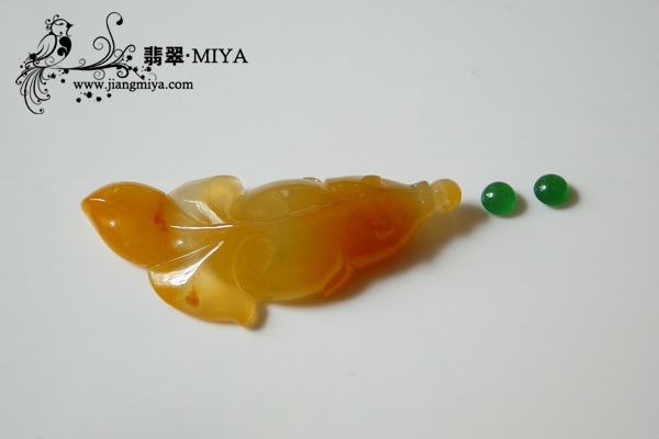 罕见玻璃种鸡油黄翡翠金鱼